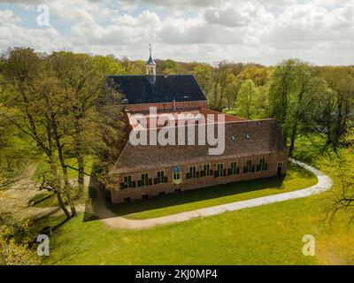 Una vista aerea del castello di Jaunpils in Lettonia Foto Stock