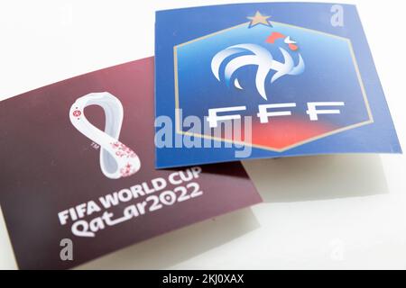 LONDRA, Regno Unito - Dicembre 2022: Logo della nazionale francese con il logo della Coppa del mondo del Qatar Foto Stock