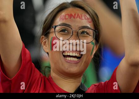 Un tifoso del Portogallo è in testa alla partita del Gruppo H della Coppa del mondo FIFA allo Stadio 974 a Rass Abou Abou, Doha, Qatar. Data immagine: Giovedì 24 novembre 2022. Foto Stock