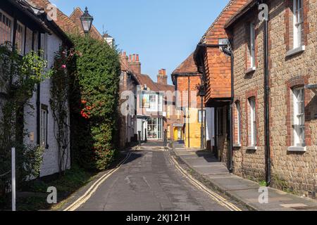 Centro di Midhurst, vista lungo la storica Wool Lane, West Sussex, Inghilterra, Regno Unito Foto Stock