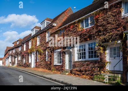 Vista delle proprietà a Church Hill, Midhurst, West Sussex, Inghilterra, Regno Unito, Nel mese di novembre Foto Stock