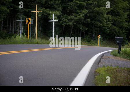 Attraversa la curva di un'autostrada, Virginia USA Foto Stock