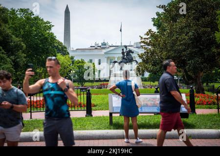 Visitatori e turisti scattano foto e vedono la Casa Bianca a Washington D.C. in America con la Statua Generale Andrew Jackson Foto Stock
