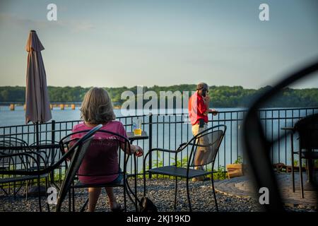 Uomo che chiama terras con donna in attesa Foto Stock