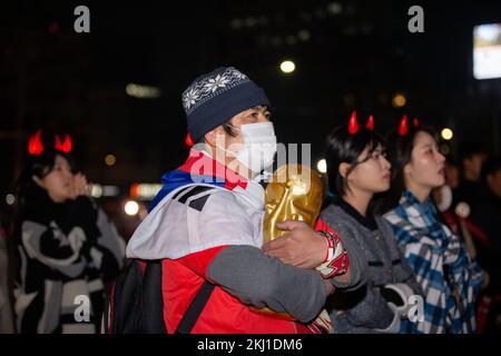 Seul, Corea del Sud. 24th Nov 2022. I fan guardano la partita in una zona fan a Seoul, Corea del Sud, il 24 novembre 2022. La partita del Gruppo H tra Uruguay e Corea del Sud della Coppa del mondo FIFA 2022 ha avuto inizio giovedì allo stadio Education City di al Rayyan, in Qatar. Credit: Wang Yiliang/Xinhua/Alamy Live News Foto Stock
