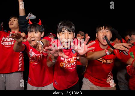 Seul, Corea del Sud. 24th Nov 2022. I fan reagiscono in una zona fan a Seoul, Corea del Sud, il 24 novembre 2022. La partita del Gruppo H tra Uruguay e Corea del Sud della Coppa del mondo FIFA 2022 ha avuto inizio giovedì allo stadio Education City di al Rayyan, in Qatar. Credit: Wang Yiliang/Xinhua/Alamy Live News Foto Stock