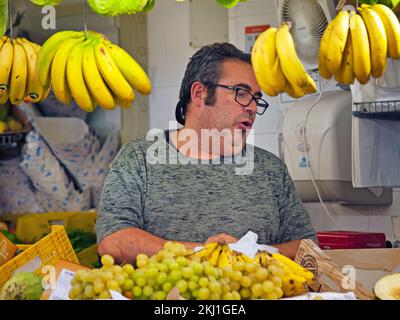 Frutta e verdura in una bancarella di Cadice Foto Stock