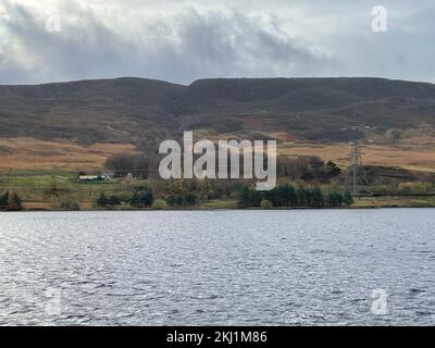 Screen grab datato 11/8/22 preso dal video PA di Woodhead Reservoir, nel Derbyshire nel mese di agosto. Il diluvio autunnale ha visto i livelli dei serbatoi aumentare rapidamente, secondo le compagnie idriche, nonostante alcune parti del Regno Unito restino sotto un divieto di utilizzo delle tubazioni. In luglio e agosto, i serbatoi nel nord dell'Inghilterra sono scesi drasticamente dopo mesi di piogge basse, con alcuni che hanno raggiunto livelli bassi senza precedenti, esponendo villaggi persi e ponti annegati. Data di emissione: Giovedì 24 novembre 2022. Foto Stock