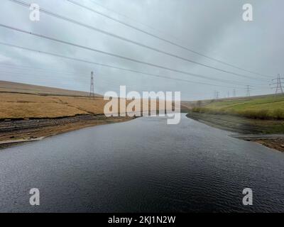 Screen grab datato 12/8/22 preso da PA video di Baitings Reservoir, vicino Ripponden, West Yorkshire. Il diluvio autunnale ha visto i livelli dei serbatoi aumentare rapidamente, secondo le compagnie idriche, nonostante alcune parti del Regno Unito restino sotto un divieto di utilizzo delle tubazioni. In luglio e agosto, i serbatoi nel nord dell'Inghilterra sono scesi drasticamente dopo mesi di piogge basse, con alcuni che hanno raggiunto livelli bassi senza precedenti, esponendo villaggi persi e ponti annegati. Data di emissione: Giovedì 24 novembre 2022. Foto Stock