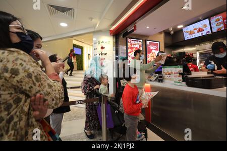 Una famiglia musulmana acquista il suo primo pasto KFC certificato halal presso il negozio KFC ChuangHH London Plaza (Jordan), certificato halal dal 4 novembre 2022. 04NOV22 SCMP / Xiaomei Chen Foto Stock