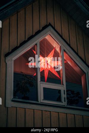 Stella di Natale in una grande finestra vista dall'esterno Foto Stock