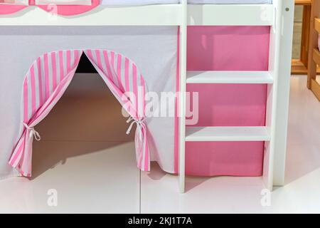 Scala a letto a castello con la conservazione dei giocattoli nella camera da letto rosa delle ragazze Foto Stock