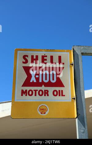 Cartello Shell Motor Oil presso la stazione di servizio Fiat Tagliero di Asmara Foto Stock