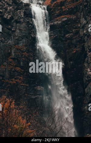 La cascata più alta in Svezia scattata in autunno Foto Stock