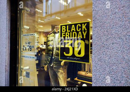 Cartello da esposizione Black Friday con percentuale di sconto su vetrina a Milano. Foto Stock