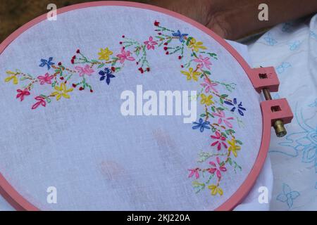 Horana, Kalutara, Sri Lanka -30 luglio 2022:Vista ravvicinata di un ricamo a mano su un panno bianco realizzato utilizzando Lazy Daisy Stitch e altri punti Foto Stock