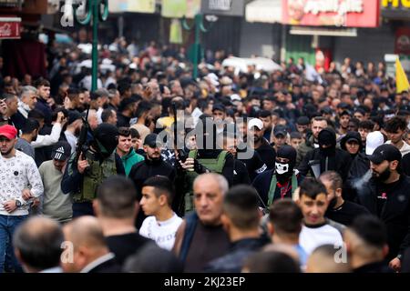 Nablus, Cisgiordania, Palestina. 24th Nov 2022. Nablus Cisgiordania, Palestina. 24 novembre 2022. I membri armati del gruppo Lions Den partecipano ai funerali di Mohammad Herzallah, 30 anni, e di Muhammad Abu Kishk, 22 anni, nella città di Nablus in Cisgiordania. Mohammad Herzallah, è morto per gravi ferite nella testa dopo essere stato ucciso dalle forze israeliane durante un raid militare in cui il palestinese Ibrahim Nabulsi è assassinato lo scorso agosto. Mohammed Abu Kishk morì anche per i suoi danni dopo essere stato colpito nell'addome da una pallottola in tensione durante un'incursione militare israeliana nel sito della tomba di Giuseppe a Nablus, sulle Tues Foto Stock