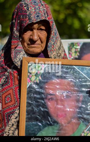 Zarzis, Tunisia. 24th Nov 2022. Zarzis, Tunisia. 24 novembre 2022. Nella città tunisina di Zarzis si svolge una protesta per i 18 migranti tunisini morti in mare nel tentativo di attraversare il Mediterraneo e raggiungere l'Italia nel settembre 2021. I manifestanti hanno sollevato le immagini dei migranti mentre accusavano le autorità tunisine di sforzi insufficienti di ricerca e salvataggio dopo che la barca dei migranti era stata capitanata al largo della costa di Zarzis, nel sud-est della Tunisia (Credit Image: © Hasan Mrad/IMAGESLIVE via ZUMA Press Wire) Foto Stock