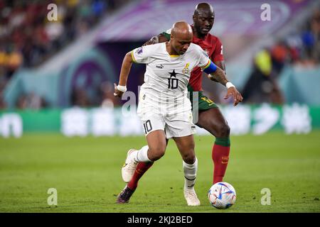 DOHA, QATAR - 24 NOVEMBRE: Andre Ayew del Ghana batte per la palla con Danilo del Portogallo durante il Gruppo H - Coppa del mondo FIFA Qatar 2022 partita tra Portogallo e Ghana allo Stadio 974 il 24 novembre 2022 a Doha, Qatar (Foto di Pablo Morano/BSR Agency) Credit: BSR Agency/Alamy Live News Credit: BSR Agency/Alamy Live News Foto Stock