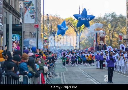 New York City, Stati Uniti. 24th Novembre 2022. Migliaia di persone hanno partecipato all’annuale Macy’s Thanksgiving Day Parade lungo la Fifth Avenue a New York City. Credit: Ryan Rahman/Alamy Live News Foto Stock