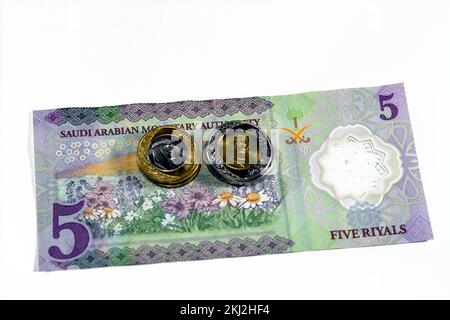 Lato opposto del nuovo polimero 5 SAR cinque Arabia Saudita riyals denaro contante banconote serie 1441 AH presenta un campo di fiori con 1 e 2 riyals Foto Stock