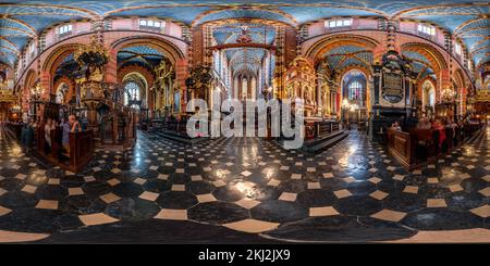 Visualizzazione panoramica a 360 gradi di CRACOVIA, POLONIA - AGOSTO 2022: Panorama hdri completamente sferico senza giunture a 360 gradi all'interno della vecchia chiesa gotica cattolica Mariatsky in equirettang