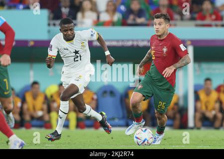 Salis Abdul Samed e portoghese Otavio combattono per la palla durante una partita di calcio tra Portogallo e Ghana, nel Gruppo H della Coppa del mondo FIFA 2022 a Doha, Stato del Qatar, giovedì 24 novembre 2022. FOTO DI BELGA BRUNO FAHY Credit: Agenzia Notizie di Belga/Alamy Live News Foto Stock