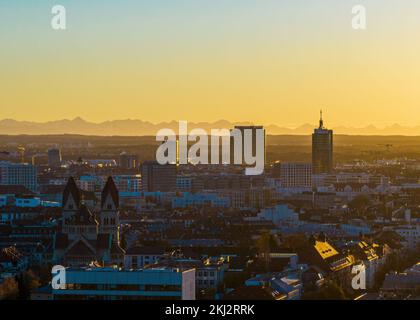 Skyline di Monaco durante il tramonto in inverno Foto Stock