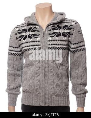Maglione cardigan confortevole e caldo da uomo con cappuccio grigio erica con motivi a cavo e ornamento geometrico in stile nordico su manichino maschio isolato Foto Stock