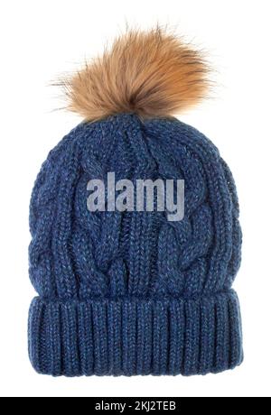 Cappello da bobble invernale blu lanoso decorato con ornamento a maglia in cavo isolato su sfondo bianco. Berretto in lana fatto a mano con fake pon pom in pelliccia Foto Stock