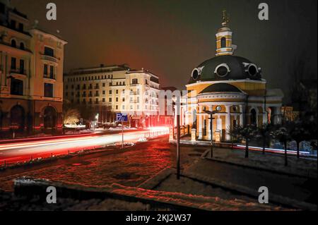 Kiev, Ucraina. 23rd Nov 2022. I fari di auto illuminano una strada buia a Kiev. Il 23 novembre, le truppe russe hanno sferrato un altro massiccio attacco missilistico, che ha portato a un'interruzione di corrente in tutta l'Ucraina. I missili colpiscono edifici residenziali e infrastrutture energetiche a Kiev e in molte regioni dell'Ucraina. (Foto di Sergei Chuzavkov/SOPA Images/Sipa USA) Credit: Sipa USA/Alamy Live News Foto Stock