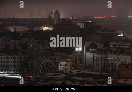 Kiev, Ucraina. 23rd Nov 2022. Vista generale di Kyiv scuro. Il 23 novembre, le truppe russe hanno sferrato un altro massiccio attacco missilistico, che ha portato a un'interruzione di corrente in tutta l'Ucraina. I missili colpiscono edifici residenziali e infrastrutture energetiche a Kiev e in molte regioni dell'Ucraina. (Foto di Sergei Chuzavkov/SOPA Images/Sipa USA) Credit: Sipa USA/Alamy Live News Foto Stock