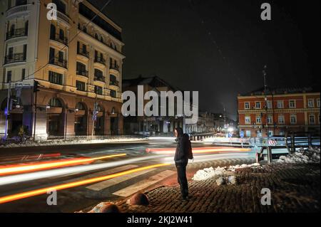 Kiev, Ucraina. 23rd Nov 2022. Un uomo si trova su una strada in una strada buia a Kiev. Il 23 novembre, le truppe russe hanno sferrato un altro massiccio attacco missilistico, che ha portato a un'interruzione di corrente in tutta l'Ucraina. I missili colpiscono edifici residenziali e infrastrutture energetiche a Kiev e in molte regioni dell'Ucraina. (Foto di Sergei Chuzavkov/SOPA Images/Sipa USA) Credit: Sipa USA/Alamy Live News Foto Stock