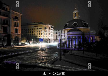 Kiev, Ucraina. 23rd Nov 2022. I fari di auto illuminano una strada buia a Kiev. Il 23 novembre, le truppe russe hanno sferrato un altro massiccio attacco missilistico, che ha portato a un'interruzione di corrente in tutta l'Ucraina. I missili colpiscono edifici residenziali e infrastrutture energetiche a Kiev e in molte regioni dell'Ucraina. (Foto di Sergei Chuzavkov/SOPA Images/Sipa USA) Credit: Sipa USA/Alamy Live News Foto Stock