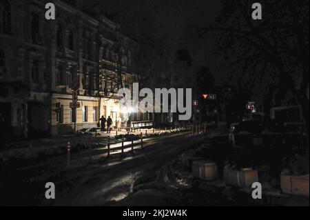 Kiev, Ucraina. 23rd Nov 2022. Una luce si vede in un cafe' in una strada scura in Kyiv. Il 23 novembre, le truppe russe hanno sferrato un altro massiccio attacco missilistico, che ha portato a un'interruzione di corrente in tutta l'Ucraina. I missili colpiscono edifici residenziali e infrastrutture energetiche a Kiev e in molte regioni dell'Ucraina. (Foto di Sergei Chuzavkov/SOPA Images/Sipa USA) Credit: Sipa USA/Alamy Live News Foto Stock