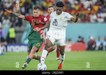 Il portoghese Otavio e Mohammed Kudus del Ghana combattono per la palla durante una partita di calcio tra il Portogallo e il Ghana, nel Gruppo H della Coppa del mondo FIFA 2022 a Doha, Stato del Qatar, giovedì 24 novembre 2022. FOTO DI BELGA BRUNO FAHY Credit: Agenzia Notizie di Belga/Alamy Live News Foto Stock