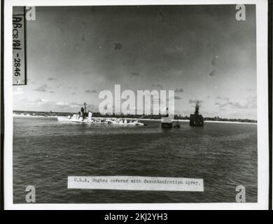 Progetto 18 - attività di test Operation Crossroads (Bikini). USS Hughes coperto con spray di decontaminazione. Fotografie di Atmospheric Nuclear Testing a Pacific Island e Nevada Test Sites. Foto Stock