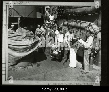 Progetto 18 - attività di test Operation Crossroads (Bikini). Evacuazione del personale dalla USS penna. Fotografie di Atmospheric Nuclear Testing a Pacific Island e Nevada Test Sites. Foto Stock