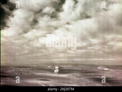 Progetto 40-11 - detonazione operazione Buster/Jangle (Nevada Test Site). DETONAZIONE DELLO ZUCCHERO. Serie di 6 viste aeree che mostrano la palla di fuoco & la nuvola (5 di 5). Fotografie di Atmospheric Nuclear Testing a Pacific Island e Nevada Test Sites. Foto Stock