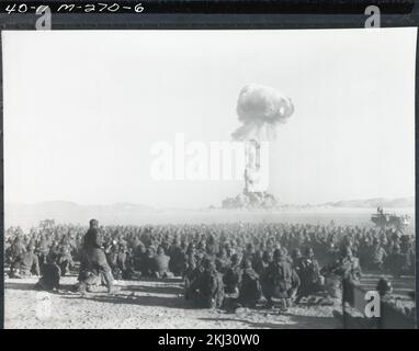 Progetto 40-11 - detonazione operazione Buster/Jangle (Nevada Test Site). Nube DI CANE, truppe in primo piano. Fotografie di Atmospheric Nuclear Testing a Pacific Island e Nevada Test Sites. Foto Stock