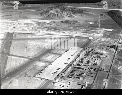 Progetto 40-11 - attività di test di Operation Buster/Jangle (Nevada Test Site). Base dell'aeronautica militare di Indian Springs, vista aerea. Fotografie di Atmospheric Nuclear Testing a Pacific Island e Nevada Test Sites. Foto Stock