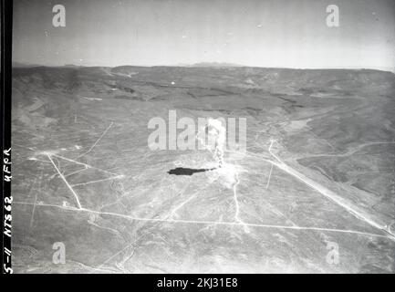 Progetto 30-107H & 1 - detonazione di Little Feller i & II (Nevada Test Site). LITTLE FELLER i, vista aerea verso nord, H+40 secondi. Fotografie di Atmospheric Nuclear Testing a Pacific Island e Nevada Test Sites. Foto Stock