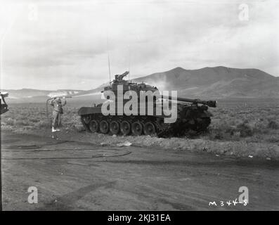 Progetto 40-11 - attività di test di Operation Buster/Jangle (Nevada Test Site). Progetto 6,2, decontaminazione del serbatoio. Fotografie di Atmospheric Nuclear Testing a Pacific Island e Nevada Test Sites. Foto Stock