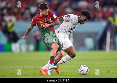 DOHA, QATAR - 24 NOVEMBRE: Otavio del Portogallo batte per la palla con Mohammed Kudus del Ghana durante la partita di Coppa del mondo FIFA Qatar 2022 tra Portogallo e Ghana allo Stadio 974 il 24 novembre 2022 a Doha, Qatar (Foto di Pablo Morano/BSR Agency) Credit: BSR Agency/Alamy Live News Credit: BSR Agency/Alamy Live News Foto Stock