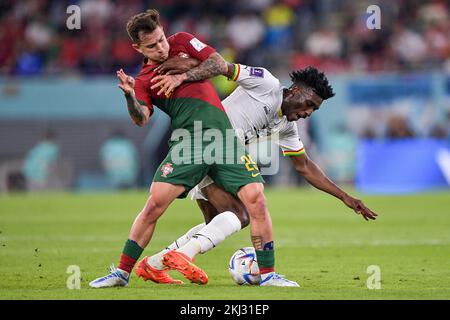 DOHA, QATAR - 24 NOVEMBRE: Otavio del Portogallo batte per la palla con Mohammed Kudus del Ghana durante la partita di Coppa del mondo FIFA Qatar 2022 tra Portogallo e Ghana allo Stadio 974 il 24 novembre 2022 a Doha, Qatar (Foto di Pablo Morano/BSR Agency) Credit: BSR Agency/Alamy Live News Credit: BSR Agency/Alamy Live News Foto Stock