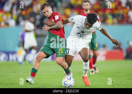 Il portoghese Otavio e Mohammed Kudus del Ghana combattono per la palla durante una partita di calcio tra il Portogallo e il Ghana, nel Gruppo H della Coppa del mondo FIFA 2022 a Doha, Stato del Qatar, giovedì 24 novembre 2022. FOTO DI BELGA BRUNO FAHY Credit: Agenzia Notizie di Belga/Alamy Live News Foto Stock