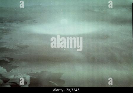 Progetto 40-11 - detonazione operazione Buster/Jangle (Nevada Test Site). CHARLIE fireball, vista aerea (1 di 2). Fotografie di Atmospheric Nuclear Testing a Pacific Island e Nevada Test Sites. Foto Stock