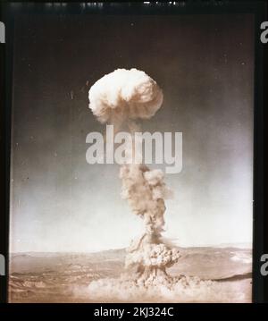 Progetto 40-11 - detonazione operazione Buster/Jangle (Nevada Test Site). EASY cloud, vista aerea (3 di 3). Fotografie di Atmospheric Nuclear Testing a Pacific Island e Nevada Test Sites. Foto Stock