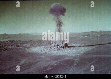 Progetto 40-11 - detonazione operazione Buster/Jangle (Nevada Test Site). EASY cloud, vista aerea (2 di 3). Fotografie di Atmospheric Nuclear Testing a Pacific Island e Nevada Test Sites. Foto Stock