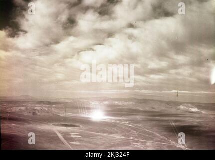 Progetto 40-11 - detonazione operazione Buster/Jangle (Nevada Test Site). DETONAZIONE DELLO ZUCCHERO. Serie di 6 viste aeree che mostrano la palla di fuoco & la nuvola (1 di 5). Fotografie di Atmospheric Nuclear Testing a Pacific Island e Nevada Test Sites. Foto Stock